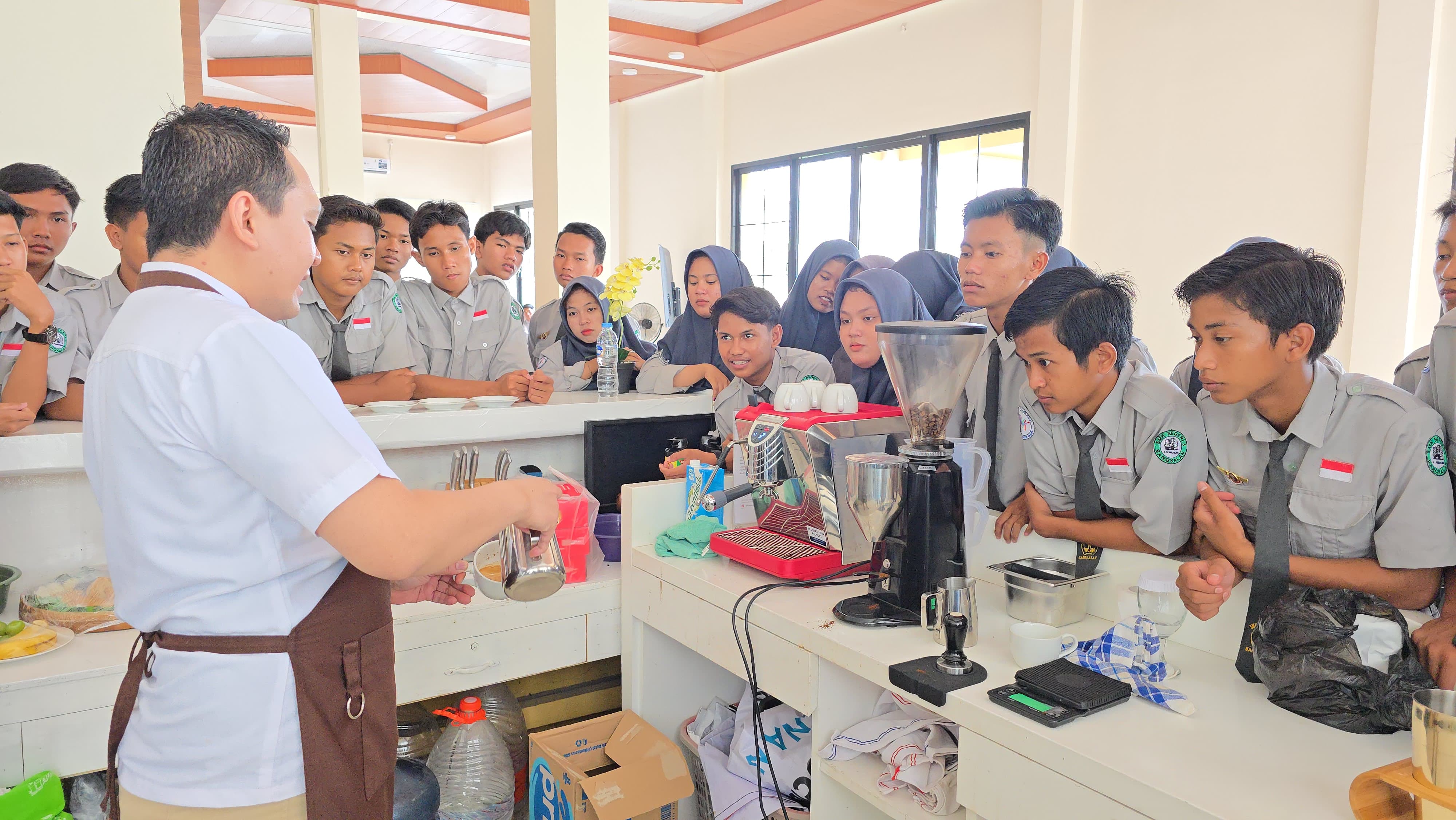 Siswa Jurusan Perhotelan SMKN 3 Bangkalan Belajar Langsung dari Profesional Hotel Movenpick Surabaya City